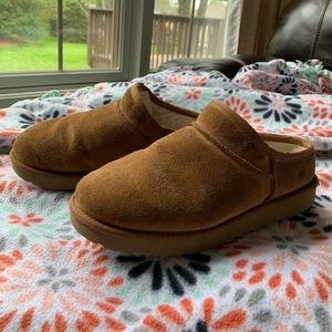 Women’s Size 9 Ugg Slippers - Chestnut